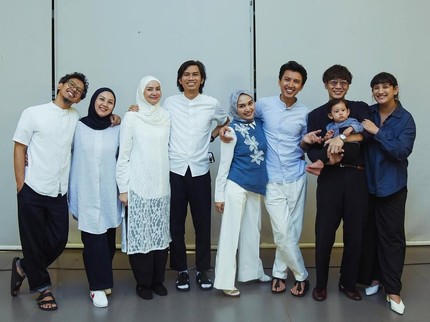 Keseruan Bukber Para Personel The Changcuters dan Keluarga, Intip Potretnya dengan Outfit Bernuansa Biru