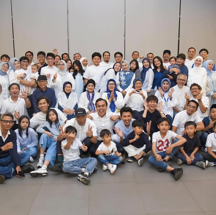 <p>Selain itu, Chitratita, istri Erick Nindyoastomo, juga mengunggah keseruan acara bukber tersebut. Ia pun menuliskan rasa syukur pada<em> caption postingan </em>itu. “Alhamdulillah, kumpul dan buka puasa bersama keluarga besar <em>@thechangcuters,</em>” tulis Chitratita. (Foto: Instagram@titachitraaa)</p>