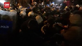 VIDEO: Aksi Demo Protes Penahanan Walikota Istanbul Ricuh