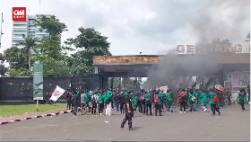 VIDEO: Massa Aksi Mahasiswa Kumpul di Depan Gedung DPR, Tolak RUU TNI