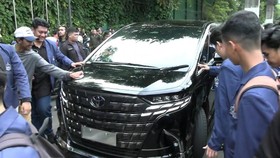 VIDEO: Unjuk Rasa Tolak UU TNI, Mahasiswa Adang Mobil Menteri Hukum