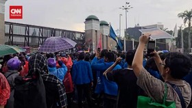 VIDEO: Aksi Tolak UU TNI, Massa Bertahan di Depan DPR di Tengah Hujan