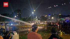 VIDEO: Momen Saat Polisi Pukul Mundur Massa Aksi Tolak UU TNI di DPR