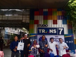 TRANS7 Kembali Berbagi Sembako dan Paket Takjil ke Warga