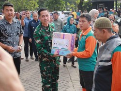 Wali Kota Palembang Bagikan 511 Bingkisan Sembako untuk PHL yang Tak Dapat THR