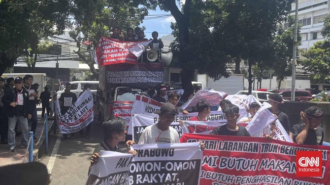 Pengusaha dan sopir truk meminta Prabowo mencopot Menhub Dudy yang dinilai tidak mengerti tentang transportasi imbas larangan truk masuk tol.