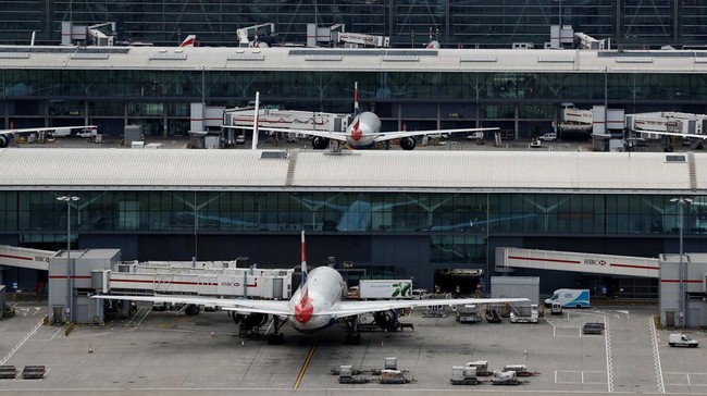 Bandara Internasional Heathrow London, Inggris, ditutup untuk sementara waktu karena salah satu gardu mengalami kebakaran besar pada Jumat (21/3) malam.