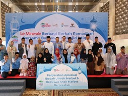 Le Minerale Serahkan Bantuan Umrah & Beasiswa ke Marbot Istiqlal