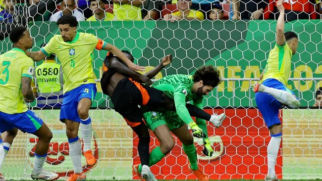 Brasil berhasil mengalahkan Kolombia dengan skor 2-1 dalam laga Kualifikasi Piala Dunia 2026 di Brasilia. Vinicius Jr. mencetak gol di masa injury time.