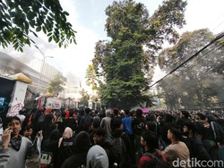Video Massa Tolak UU TNI Kembali Geruduk Gedung DPRD Jabar