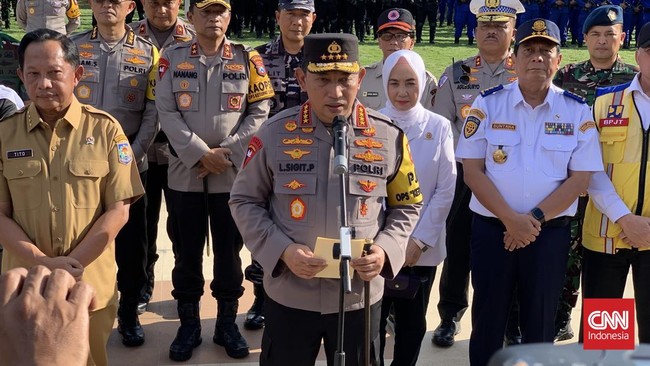 Kapolri Jenderal Listyo Sigit Prabowo mengungkapkan 164.298 personel campuran bakal diterjunkan dalam Operasi Ketupat 2025.