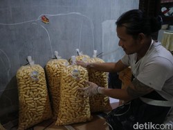 Eks Buruh di Pati Panen Cuan dari Kerupuk Tenggiri, Omzet Naik Saat Ramadan