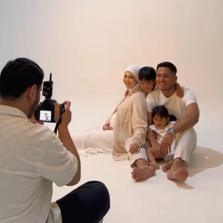<p><em>Maternity shoot</em> ini diambil di dalam studio foto dan mengusung konsep yang minimalis. Kesha dan suami tidak menggunakan dekorasi apa pun. Keduanya hanya fokus pada foto keluarga dan kehamilan Kesha yang sudah tampak besar. (Foto: Instagram @kesharatuliu05)</p>