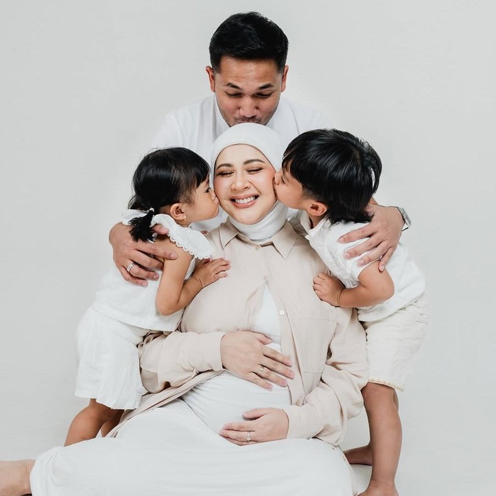 <p>Dalam salah satu foto, kedua anak Kesha kompak mencium pipi sang Bunda. Sementara suaminya, Adhi Permana, terlihat berdiri di belakang sang istri sambil memeluk kedua anaknya. <em>Sweet</em> banget ya, Bunda? (Foto: Instagram @kesharatuliu05)</p>