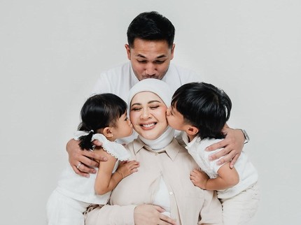 Jelang Melahirkan Anak Ketiga, Intip 5 Maternity Shoot Kesha Ratuliu Bersama Suami & Anak
