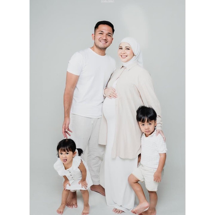 <p>Aktris Kesha Ratuliu tengah hamil anak ketiga. Melalui unggahan di Instagran, Kesha membagikan momen manis saat merayakan Lebaran terakhirnya sebagai Bunda dua anak. Ya, sebentar lagi, Kesha bakal melahirkan anak ketiganya, Bunda. (Foto: Instagram @kesharatuliu05)</p>