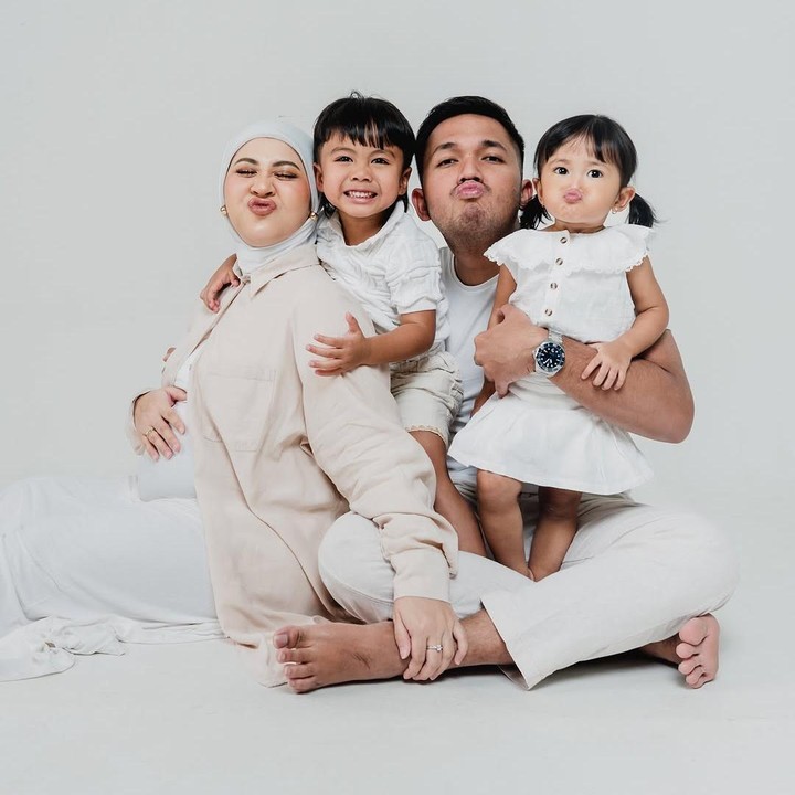 <p>Melalui unggahan <em>maternity shoot</em> ini, Kesha juga mengungkap perasaannya yang tak sabar menanti kelahiran anak ketiga. Perlu diketahui, anak ketiga Kesha ini berjenis kelamin laki-laki. "Hi semua! Tungguin member ke-5 kita yaa," tulisnya. (Foto: Instagram @kesharatuliu05)</p>