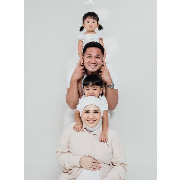 <p>Aktris Kesha Ratuliu sebentar lagi melahirkan anak ketiganya, Bunda. Jelang persalinan, Kesha melakukan <em>maternity shoot</em> bersama suami dan kedua anaknya, Bunda. (Foto: Instagram @kesharatuliu05)</p>