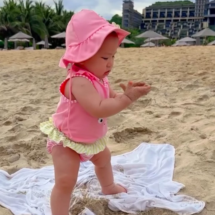 <p>Beberapa waktu lalu, Jessica Mila mengabadikan momen ketika Kyarra berlibur ke pantai. Si Kecil tampil cantik dengan pakaian serba merah muda yang dilengkapi dengan topi warna senada. (Foto: Instagram: @jscmila)</p>