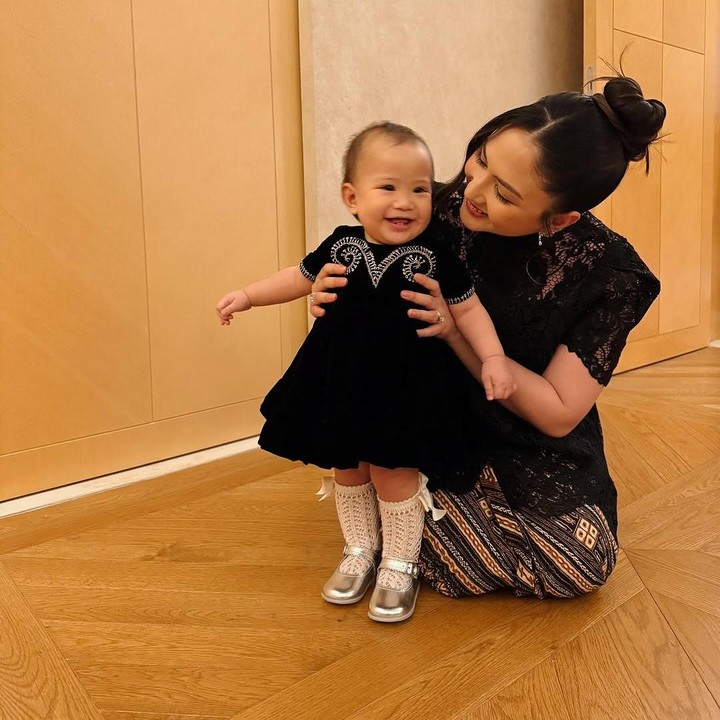 <p>Kyarra Arunika Hasibuan putri Jessica Mila terus menjadi sorotan, Bunda. Bayi yang baru berusia satu tahun ini selalu tampil menggemaskan di berbagai kesempatan. (Foto: Instagram: @jscmila)</p>