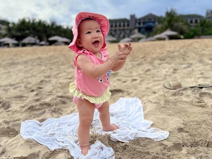 Super Gemas! 5 Potret Terbaru Kyarra Anak Jessica Mila Pose Berdiri di Pinggir Pantai