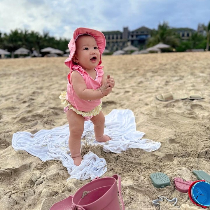 <p>Mila menyebut foto ini diambil ketika Kyarra baru berusia sembilan bulan. Ia juga membagikan video kala Kyarra berusaha menyeimbangkan diri untuk berdiri sendiri. (Foto: Instagram: @jscmila)</p>