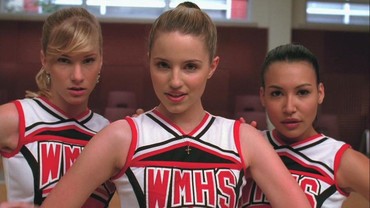 Lirik Lagu I Say a Little Prayer - Glee Cast Version