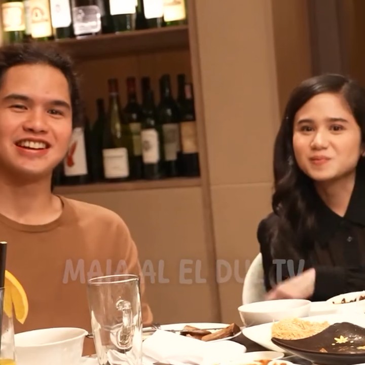 <p>Momen lain yang terekam adalah ketika Dul dan pacarnya Tissa Biani tampak sedang menikmati waktu buka puasa bareng keluarga. Dul terlihat mengenakan kaos polos cokelat, sementara Tissa memakai kemeja blouse hitam. (Foto: Instagram @maiaestiantyreal)</p>