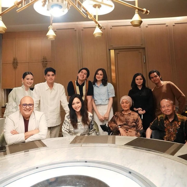 <p>Di tengah kesibukan, Maia kerap menyisihkan waktu untuk berkumpul dengan ketiga anak-anaknya. Pada Ramadhan tahun ini, Maia menyempatkan diri untuk berbuka puasa bareng ketiga anaknya dan calon menantunya. (Foto: Instagram @maiaestiantyreal)</p>