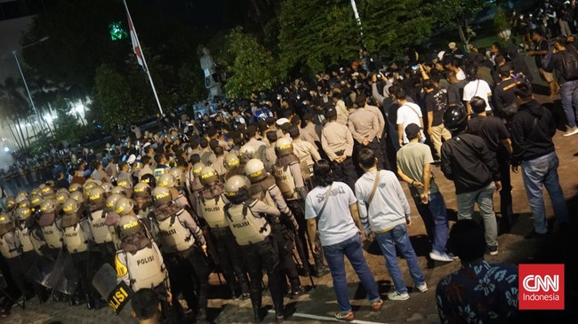 Polisi memukul mundur massa Aliansi Jogja Memanggil penolak pengesahan revisi UU TNI pada Jumat (21/3) dini hari.