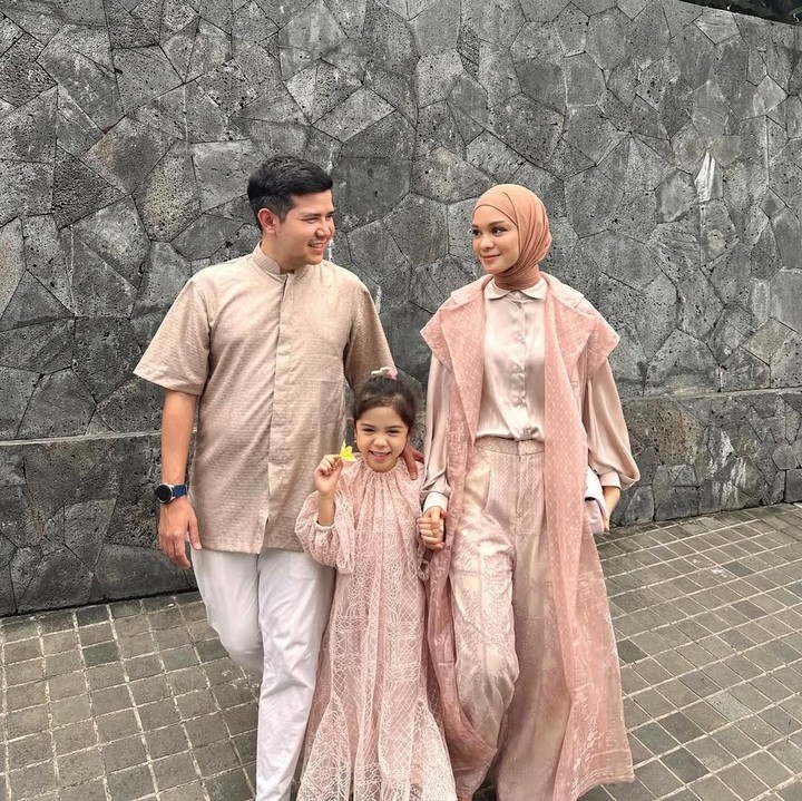 <p>Gaya Tantri Namirah dan keluarga kali ini bisa jadi salah satu pose Lebaran yang patut ditiru. Bunda dan Ayah bisa menggandeng Si Kecil, sementara mata Bunda dan Ayah saling bertatapan. Gemas banget, ya!  (Foto: Instagram: @tantrinamirah)</p>
