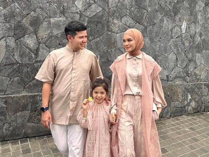 7 Potret Pose Keluarga Seleb Bareng Anak untuk Ide Foto saat Lebaran