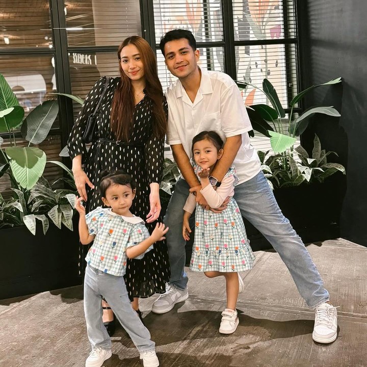 <p>Untuk Bunda yang memiliku dua orang anak, pose Adzana Bing Slamet dan Rizky Alatas bersama dua putrinya satu ini bisa dijadikan referensi saat Lebaran. Bunda bisa memegang tangan kakak sementara Ayah menggenggam tangan adik. (Foto: Instagram: @adzanabs)</p>