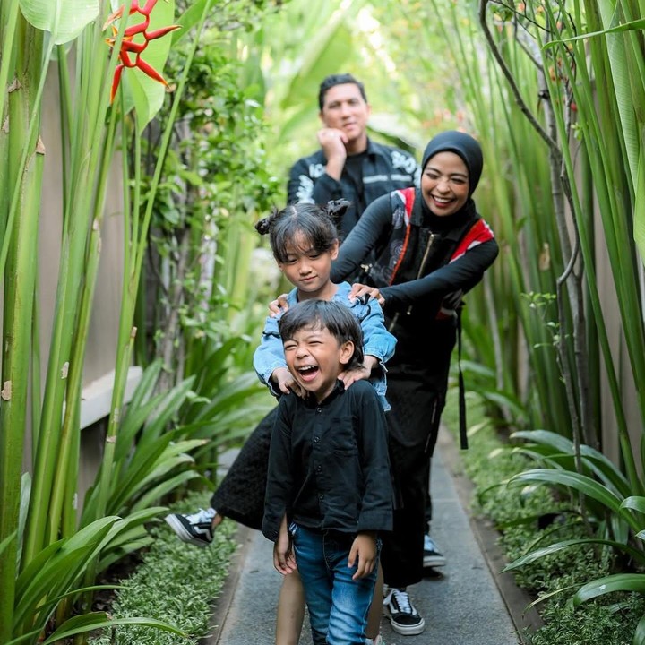 <p>Keluarga Tantri 'Kotak' pernah berpose seperti menyerupai kereta, Bunda. Biarkan Si Kecil berada di depan, kemudian Bunda memegang pundaknya. Lalu, minta Ayah melakukan hal yang sama. (Foto: Instagram: @tantrisyalindri)</p>