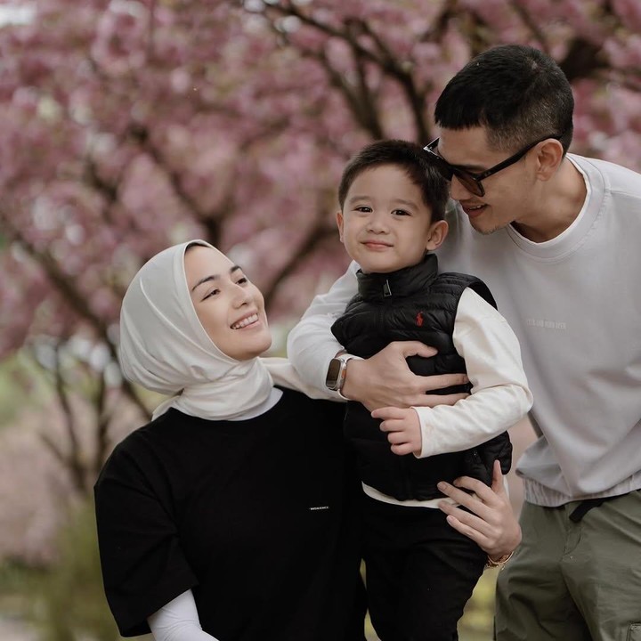 <p>Untuk Bunda yang memiliki satu anak, gaya foto ala keluarga Citra Kirana ini bisa dijadikan referensi saat Lebaran. Bunda bisa duduk sambil memeluk Si Kecil, sementara Ayah berdiri di belakang. (Foto: Instagram: @citraciki)</p>