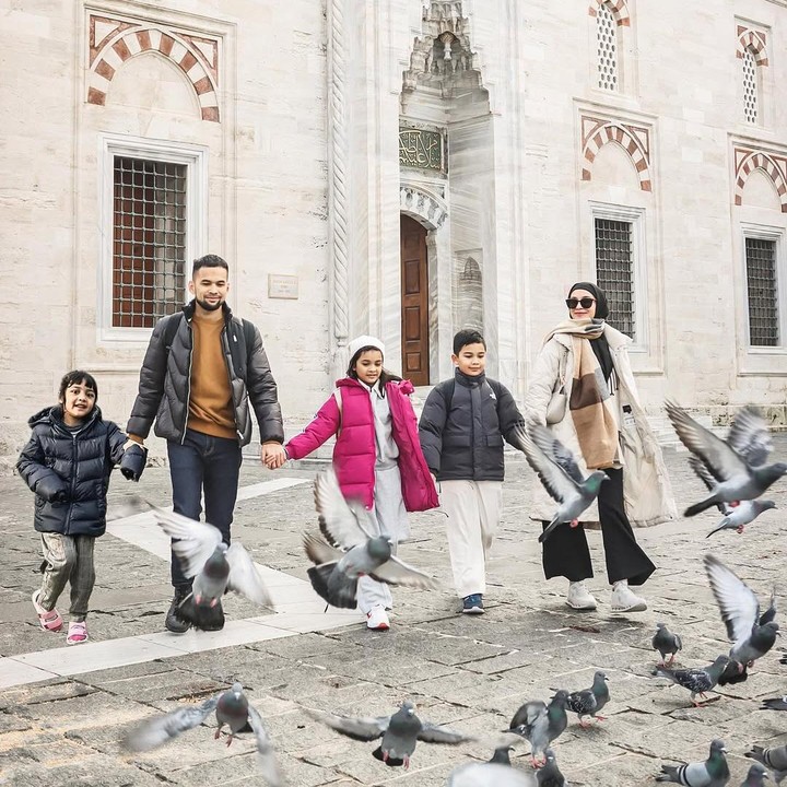 <p>Keluarga Shireen Sungkar selalu memiliki pose berfoto yang menarik, Bunda. Gaya ala-ala <em>candid</em> sambil berjalan satu ini bisa dijadikan referensi saat Lebaran, lho. (Foto: Instagram: @shireensungkar)</p>