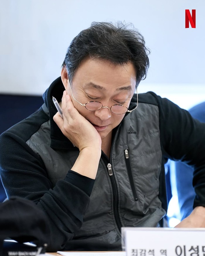 Potret Lee Sung Min saat pembacaan naskah untuk True Lessons/ Foto: instagram.com/netflixkr