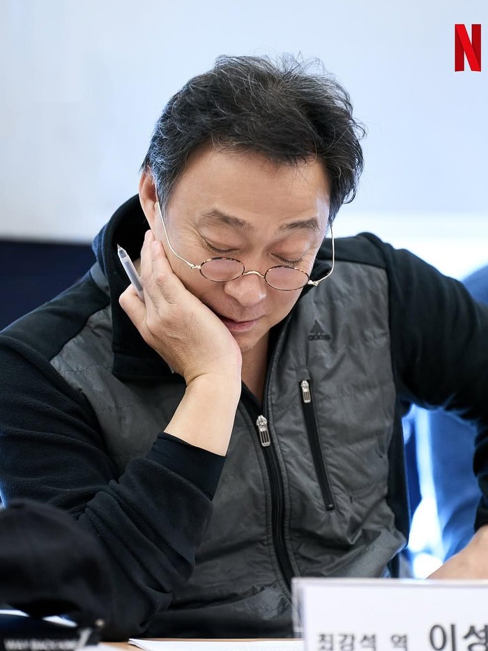 Potret Lee Sung Min saat pembacaan naskah untuk True Lessons/ Foto: instagram.com/netflixkr