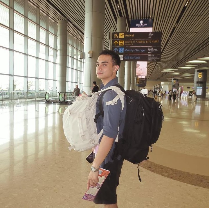 <p>Melihat hal ini, Omara pun berinisiatif untuk membantu sang kekasih. Alhasil, Omara membawakan tas Prilly di depan tubuhnya. (Foto: Instagram: @prillylatuconsina96)</p>