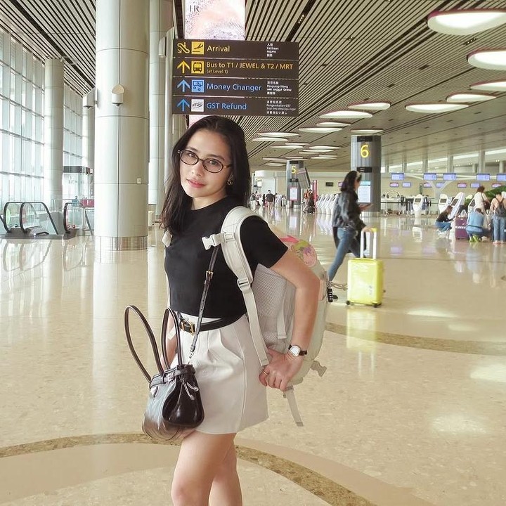 <p>"Lika-liku cewek tinggi 150 cm backpackeran. Gedean tasnya. Ujung-ujungnya enggak dibolehin bawa," tutur Prilly seraya menyisipkan emotikon tertawa. (Foto: Instagram: @prillylatuconsina96)</p>