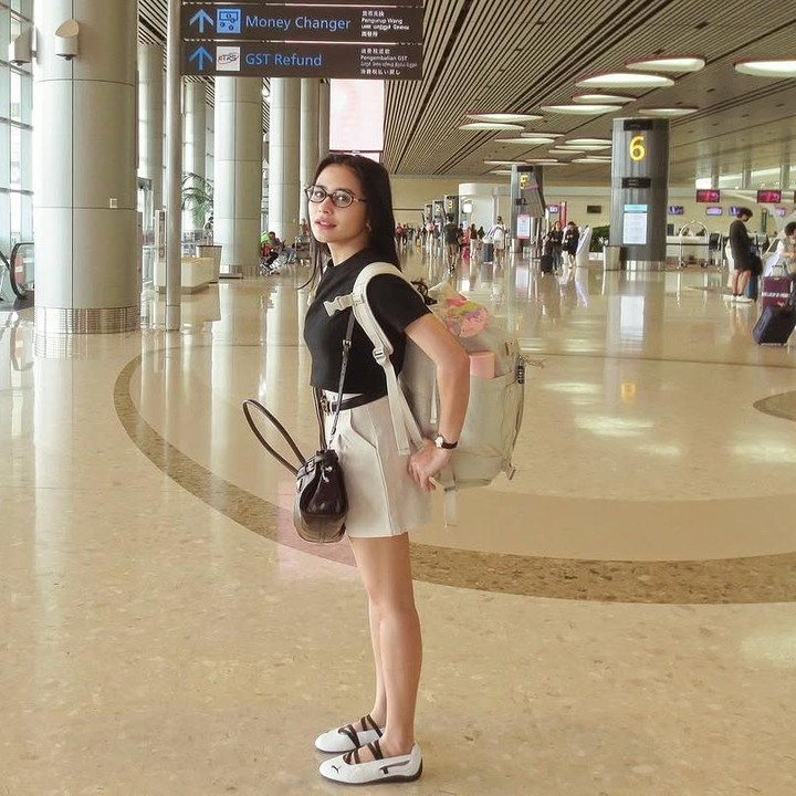 <p>Prilly pun mengabadikan momennya ketika berada di Bandara. Dirinya menggendong sebuah tas besar berwarna putih. (Foto: Instagram: @prillylatuconsina96)</p>