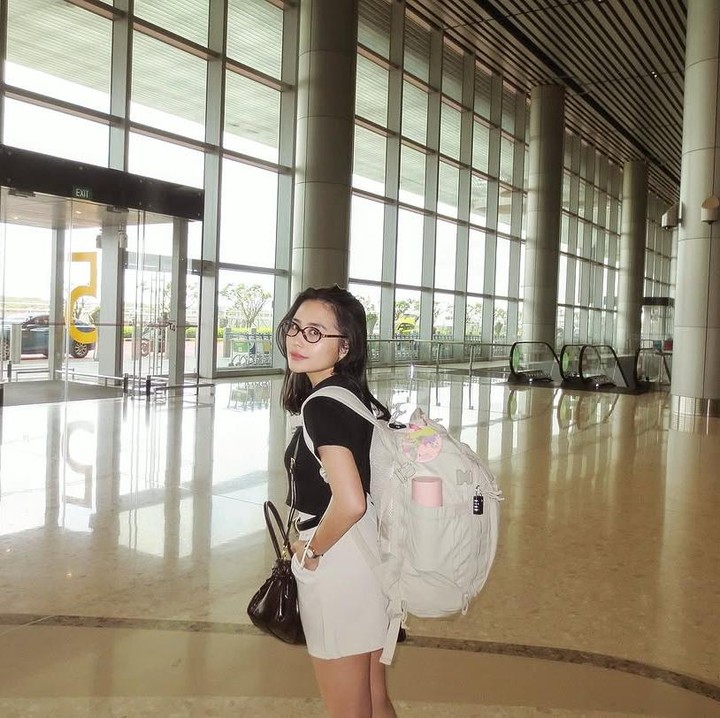 <p>Pada kolom keterangan, Prilly mengungkap bahwa dirinya hanya memiliki tinggi badan sekitar 150 cm. Hal ini membuat tas yang ia gendong terlihat lebih besar darinya. (Foto: Instagram: @prillylatuconsina96)</p>