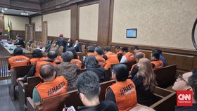 Sidang Eksepsi Hasto Dipadati Pendukung Pakai Rompi 'Tahanan Politik'