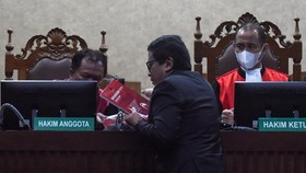 Harun Masiku Pamer Foto Megawati-Hatta Ali saat Bertemu Eks Ketua KPU