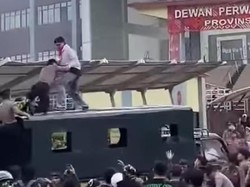 Mahasiswa Vs Polisi Saling Dorong di Atap Truk Saat Demo di DPRD Sulut
