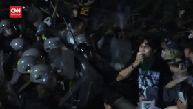 VIDEO: Polisi Bubarkan Paksa Aksi Mahasiswa di Gedung DPRD DIY