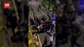 VIDEO: Driver Ojol Diduga Jadi Korban Pemukulan Polisi di Demo RUU TNI