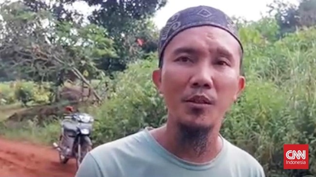 Tiga polisi tewas dan puluhan mobil terlantar usai penggerebekan judi sabung ayam di Lampung. Beberapa warga mengaku trauma.