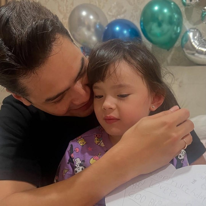 <p>"Dari dua hari Chloe sudah nungguin kapan mau tiup lilin sama Papa, jam 10 sudah ngantuk berat sudah enggak kuat nungguin. Kata Chloe: Nanti bangunin Kakak saja pas Papa sudah ulang tahun ya Mama, Kakak ngantuk banget. (Padahal Kakak enggak bangun juga enggak apa-apa sebenarnya, tapi karena kita sudah janji jadi tetap dibangunin, abis itu langsung bobo lagi)," ungkap Asmirandah. (Foto: Instagram: @asmirandah89)</p>