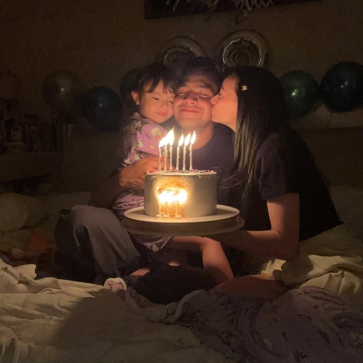 <p>Dalam rangka merayakan ulang tahun sang suami, Asmirandah pun memberikan kejutan spesial. Bersama sang putri, Chloe, Asmirandah memberikan kue ulang tahun dan balon bertuliskan '38'. (Foto: Instagram: @asmirandah89)</p>